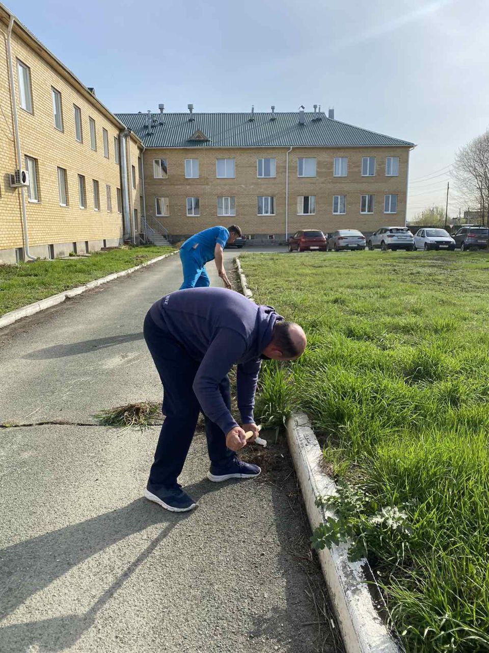 Сотрудники Увельской ЦРБ провели субботник на территории больницы |  23.04.2024 | Увельский - БезФормата